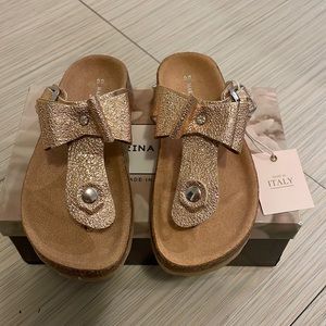 Girls Sandals. Gold with a bow Size 1 girl